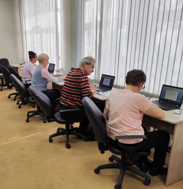 В Центре общения старшего поколения в Черногорске специалисты Отделения СФР по Хакасии обучают пенсионеров компьютерной грамотности